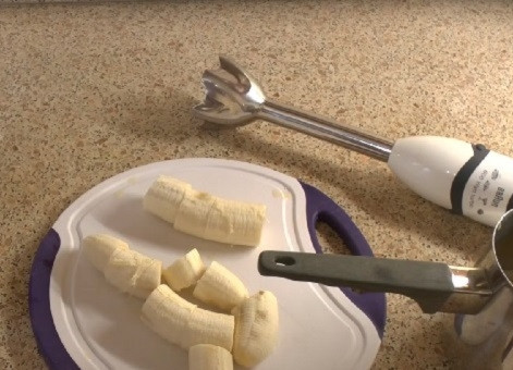 1. Этап. Банановый сок: Очистим бананы и нарежем на небольшие кусочки.