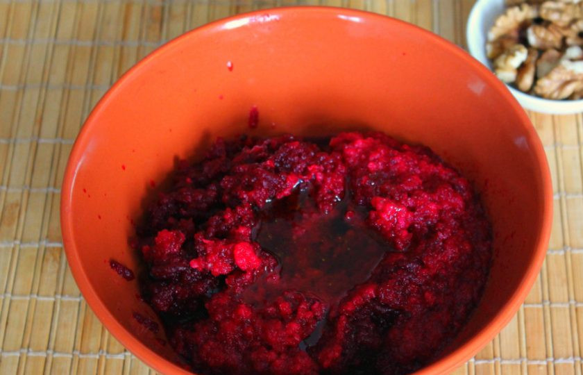 1. Этап. Свекольная икра с яблоком: В свекольную икру добавляем соль, перец молотый и оливковое масло. Все перемешиваем.