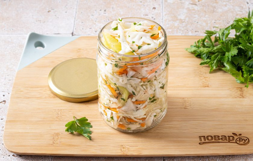 1. Этап. Капуста пряная: Выложите (не сильно плотно) капусту с овощами в чистую стерилизованную банку.