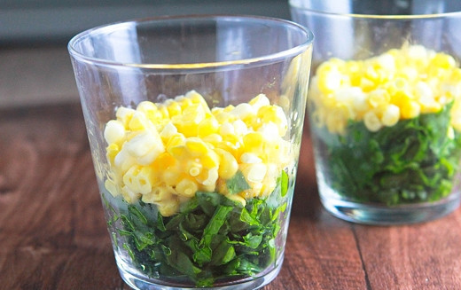 1. Этап. Салат с тунцом слоеный: 2. Добавьте зерна кукурузы.