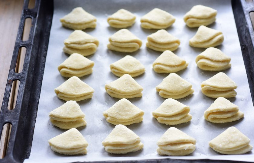 1. Этап. Шаники: Все заготовки будущего печенья выложите на противень, застеленный пергаментом. Отправьте выпекаться в уже разогретую до 180 градусов духовку примерно на 15 минут.