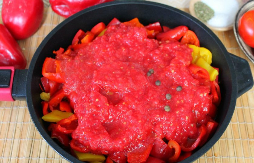 1. Этап. Перец в чесночной заливке: Помидоры пропускаем через мясорубку и добавляем в сотейник.