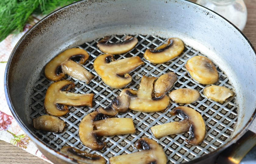 1. Этап. Пицца Терияки: Обжарьте грибы на оставшемся масле. Жарьте 3-4 минут до золотистого колера. Посолите и поперчите по вкусу.