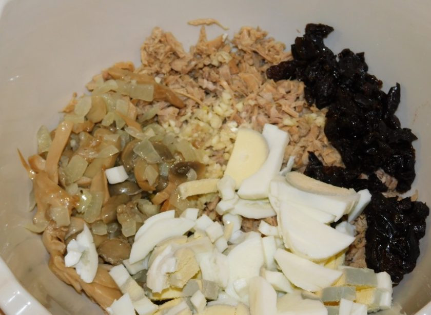 1. Этап. Салат Новогоднее танго: Добавьте шампиньоны, обжаренные с луком, измельченный чеснок и яйца.