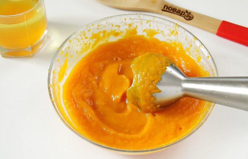 1. Этап. Пюре из тыквы Фрутоняня: При помощи погружного блендера превратите тыкву в пюре. Если блендера нет, перетерите мякоть через сито.