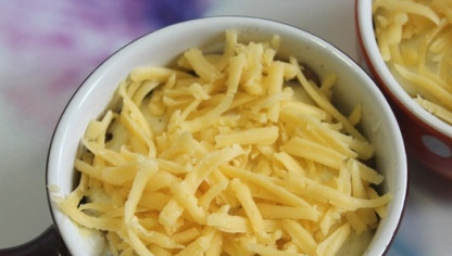 1. Этап. Жюльен из языка: Сверху посыпьте оставшимся тёртым сыром. Выпекайте в разогретой на 180 градусов духовке 15-20 минут.