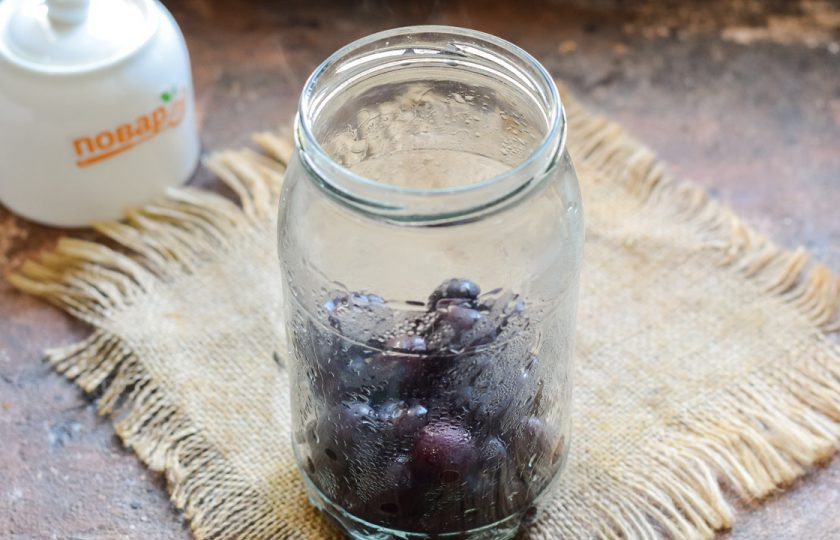 1. Этап. Компот из черешни с лимоном на зиму: Черешню вымойте и просушите. Переложите черешню в подготовленную банку.