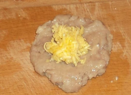 1. Этап. Зразы из фарша: В центр лепешки положить сырную начинку.