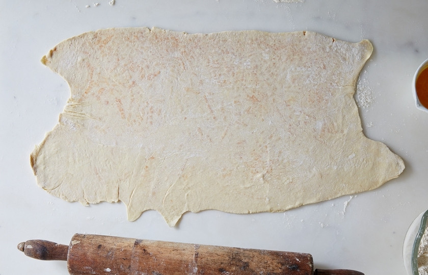 1. Этап. Сырные палочки из слоеного теста: Шаг 5. Теперь достаньте конвертик из холодильника, хорошенько его раскатайте.