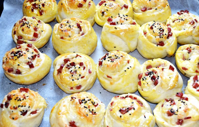 1. Этап. Булочки с колбасой и сыром в духовке: Запекайте булочки с колбасой и сыром до румяности, около 25-30 минут.