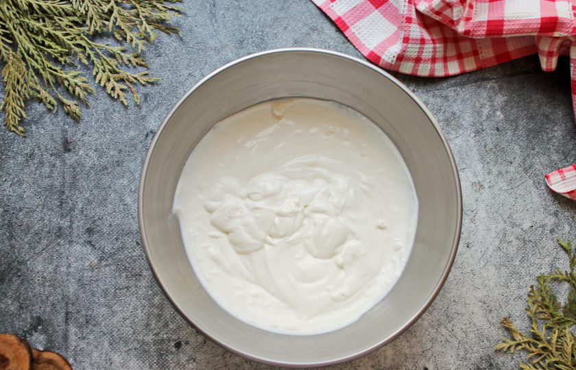 1. Этап. Вкусная густая домашняя сметана: Оставшуюся массу переложите из сита в чашу и пробейте все погружным блендером до однородной массы. Это и есть наша вкусная сметана. Переложите ее в банку, закройте и уберите в холодильник на 1.5 часа.