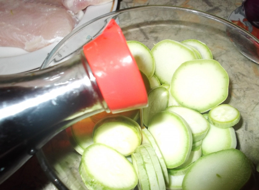 1. Этап. Пангасиус в фольге: Режем кольцами кабачок, заливаем соевым соусом и даем немного постоять.