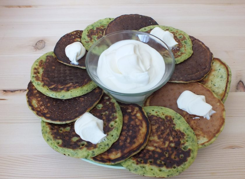 1. Этап. Оладьи со шпинатом: Готовые оладьи подавайте горячими со сметаной или другими дополнениями по вкусу. Приятного аппетита!