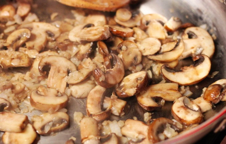 1. Этап. Суп-пюре из шампиньонов со сливками: В сковороде растапливаем масло и жарим грибы минуты 3.