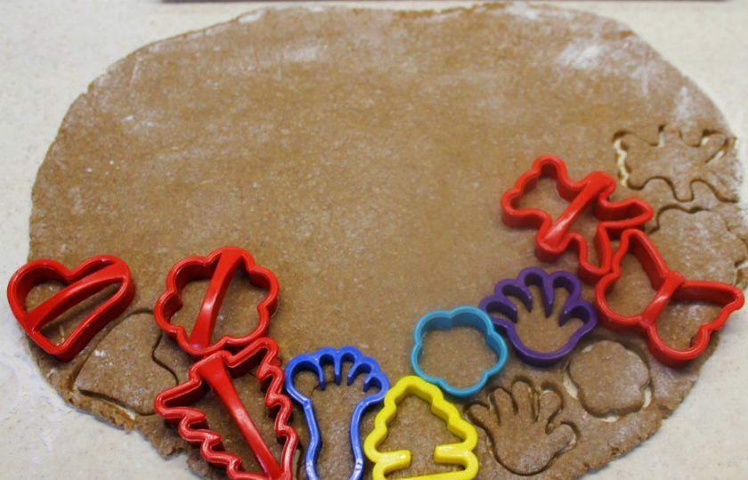 1. Этап. Медово-имбирные пряники: Остывшее тесто стало немного плотнее. Посыпаем его мукой и раскатываем пласт толщиной 4-5 мм. Формочками вырезаем пряники.