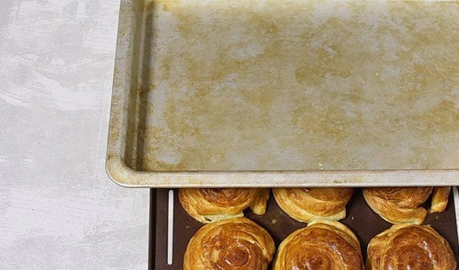 1. Этап. Слоеные корзиночки с чизкейком: 7. Выпекайте в разогретой до 180 градусов духовке минут 15. Затем поставьте на форму сверху металлический противень, чтобы донышки стали плоскими. Пеките до темно-золотистого цвета. Нам нужно слегка перепечь тесто, чтобы оно не размокало от начинки. Пы. Сы. Все остатки и обрезки, а их осталось немало, просто смажьте и выпеките рядом. Потом и остатки крема будет чем подобрать.)))