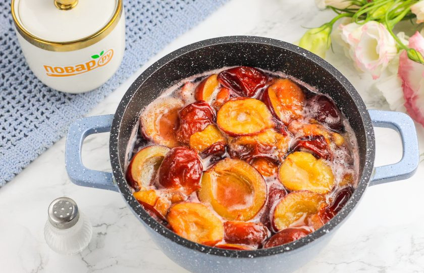 1. Этап. Варенье из недозрелых слив: Доведите до кипения и проварите 10 минут. Затем нагрев выключите и дайте массе остыть. После чего прогрейте второй раз 10 минут и снова дайте остыть примерно 1 час.