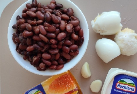 1. Этап. Сэндвич с фасолевой намазкой: Добавляем чеснок, сливочный сыр, специи и пробиваем очень тщательно. Хлеб подсушиваем на сухой сковороде.