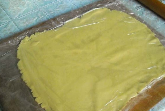 1. Этап. Тертый пирог с лимоном: 4. Большой кусок раскатайте в тонкий пласт. Для этого положите тесто между двумя листами полиэтилена.