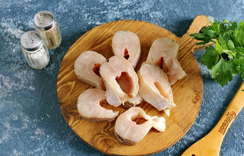 1. Этап. Щука по-польски: Рыбу разделайте, удалив внутренности, голову, хвост и плавники. Промойте, обсушите и нарежьте порционными кусочками. По желанию можно разделать щуку на филе.