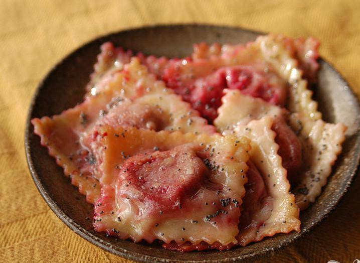 1. Этап. Равиоли со свеклой и сыром: 4. В средней кастрюле довести подсоленную воду до кипения. Добавить равиоли. Растопить сливочное масло в сковороде на среднем огне. Когда равиоли готовы и всплыли, перенести их из кастрюли на сковородку. Посыпать маком и обжарить до золотистого цвета на каждой стороне. Выложить в тарелку. Перед подачей при желании можно дополнительно посыпать равиоли маком и тертым сыром Пармезан.