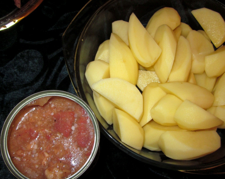 1. Этап. Жаркое с тушенкой: 1. Подготовим ингредиенты. Картофель моем, чистим, и нарезаем небольшими ломтиками. Тушенку просто откроем и перемешаем. Кастрюльку или миску, пригодную для готовки в СВЧ, смажем маслом.