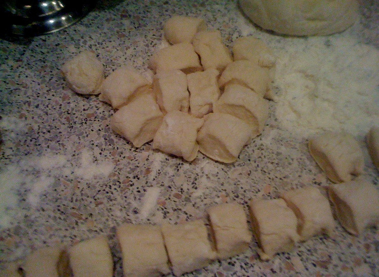 1. Этап. Вареники на пару украинские: Готовое тесто разделаем на несколько частей, из каждой скручиваем колбаску и разрезаем ее на кусочки, обваливаем их муке.