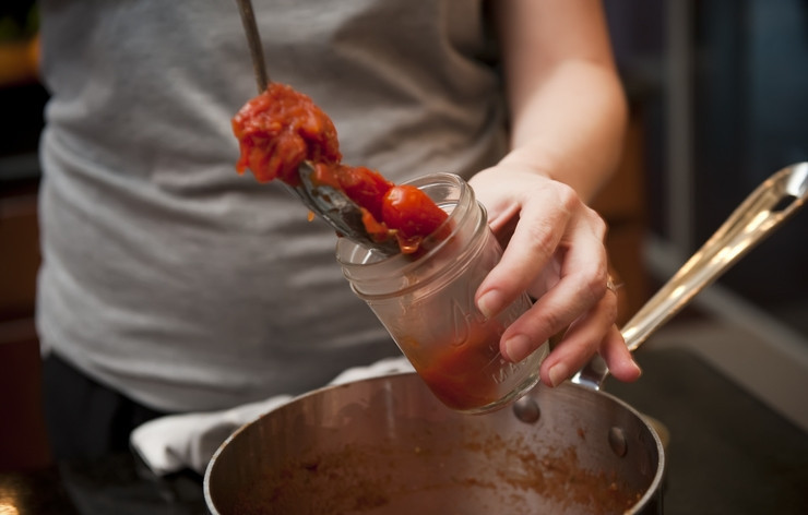 1. Этап. Джем из помидоров: 6. Горячий готовый джем из помидоров разлейте по простерилизованным баночкам.