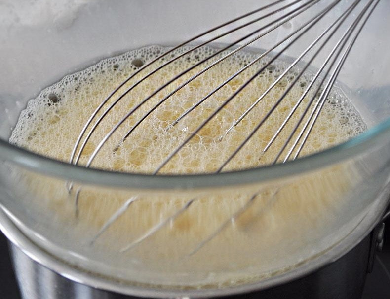 1. Этап. Творожный торт с черносливом: Воду, в которой он был замочен, не выливайте, а лучше смешайте с желатином и поместите на водяную баню. Прогреваем, пока желатин полностью не растворится.