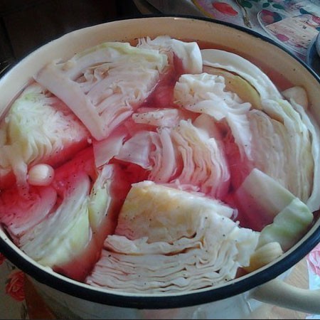 1. Stage. Gurian cabbage: In a separate pan, boil water with the expectation that it would completely cover our cabbage, add salt to the water so that the water is a little salty. Pour boiling water over the cabbage.