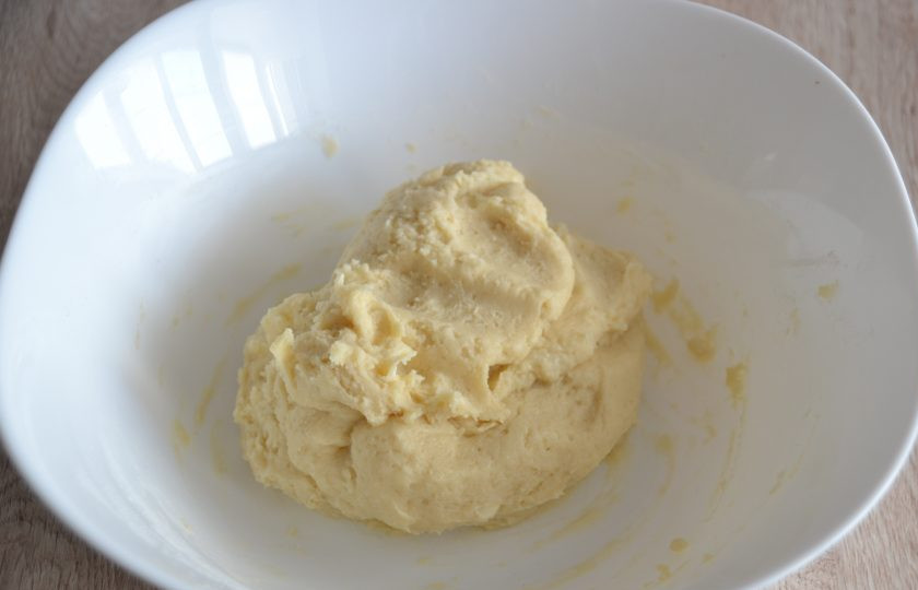 1. Этап. Цветаевский пирог с абрикосами: Всыпьте смесь муки и разрыхлителя в миску, замесите тесто, соберите в шар, уберите в холодильник на 20-30 минут.