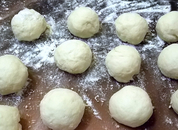 1. Этап. Творожные булочки со сгущенкой: Разделите тесто на кусочки величиной с грецкий орех и скатайте шарики.