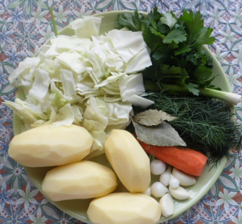 1. Этап. Грибной суп с капустой: Овощи промываем и очищаем от лишних частей. Крупно режем капусту, мелко - картофель. Добавляем капусту в кастрюлю с грибами, варим 10 минут, кладем картофель и варим еще 10 минут.