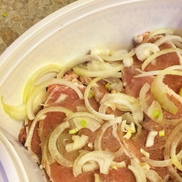 Мясо 50 на 50 1. Этап. Мясо 50 на 50: 4. Мясо можно замариновать на ночь или же преступить в приготовлению сразу. Для этого нужно нарезать мясо как на отбивные и хорошо отбить его