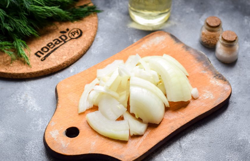 1. Этап. Свинина в духовке с майонезом: Очистите лук и сполосните, нарежьте полукольцами.