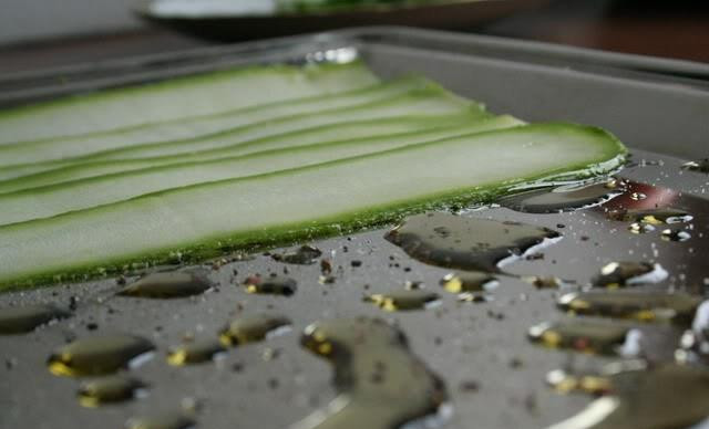 1. Этап. Рулетики из цуккини: Выкладываем в масло наши пластины из цуккини. Сверху сбрызгиваем их немножко маслом и солим. Обжариваем буквально минуту на среднем огне - скорее подогреваем, чем обжариваем.