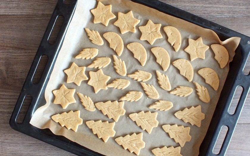 1. Этап. Спекулос: Заготовки печенья переложите на противень застеленный пекарской бумагой. Уберите противень в холодильник на 30 минут. После поставьте выпекаться в разогретую до 170 градусов духовку. Уменьшите температуру до 160 градусов на 12 минут до золотистого цвета.