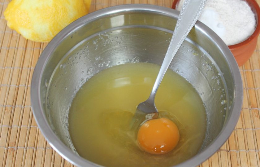 1. Этап. Песочное имбирное печенье: Вбиваем яйцо и все перемешиваем.