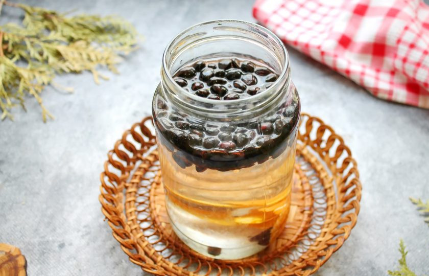 1. Этап. Настойка из кедровых орешков на водке: Залейте содержимое банки водкой и плотно закройте. Потрясите содержимое, чтобы сахар растворился.