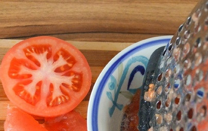 1. Этап. Соба с курицей и овощами: Помидор помойте, разделите напополам. Натрите его на мелкой тёрке без кожицы, чтобы получилось пюре.