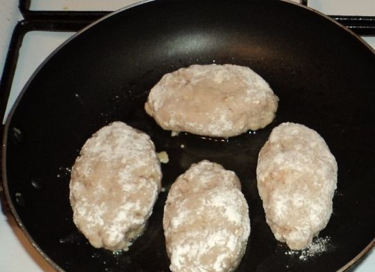 1. Этап. Зразы из фарша: Аккуратно соединить края лепешки. Зразы обвалять в оставшейся муке. На сковороду налить растительное масло, разогреть, выложить зразы.