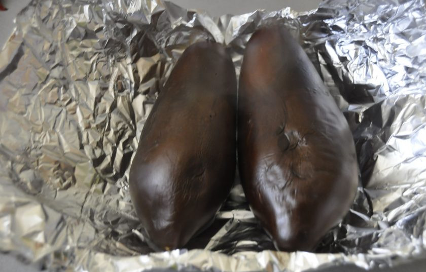 1. Этап. Бабагануш из баклажанов: Охладите испеченные баклажаны и очистите их от кожицы.