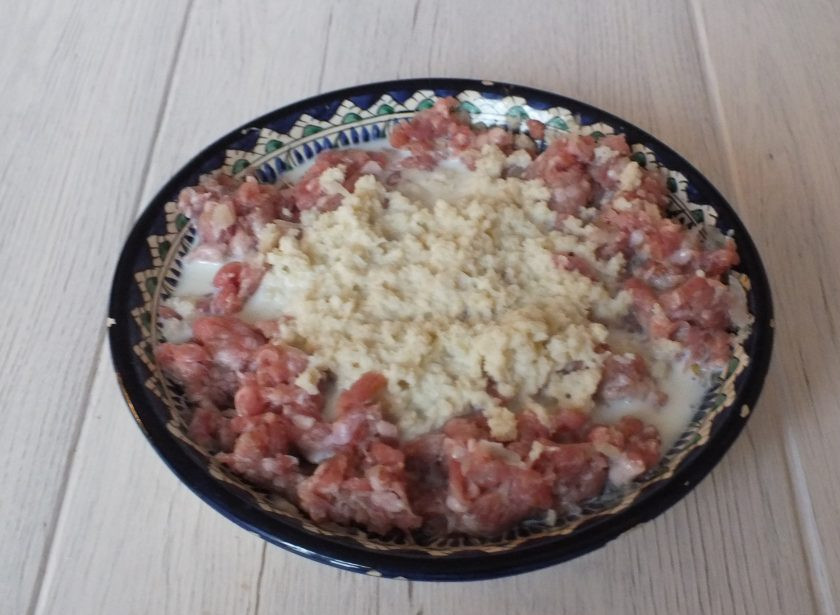 1. Этап. Зразы в мультиварке: Хлеб натрите на терке и вместе с молоком добавьте в фарш. Хорошо перемешайте.