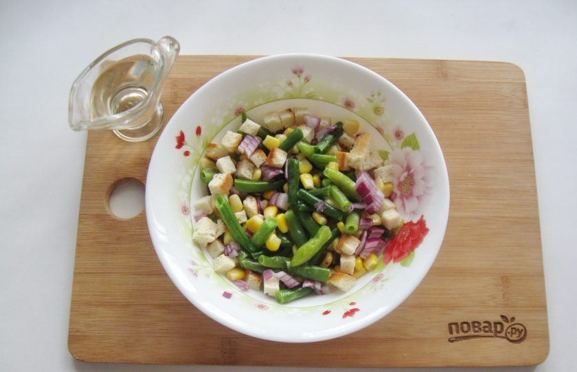 1. Этап. Постный салат с сухариками: Салат посолите по вкусу, подкислите лимонным соком и заправьте любым растительным маслом.