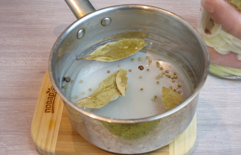 1. Этап. Утопенцы (шпикачка): Приготовьте маринад. Для маринада нужно: 1 ст. ложка соли (обычная, не экстра), 1 ст. ложка сахарного песка, 2-3 листика лаврового листа, 6-7 горошин черного или белого перца, 5-6 горошин душистого перца и 700 мл питьевой воды. Компоненты маринада смешайте. Поставьте на огонь и кипятите 5 минут.