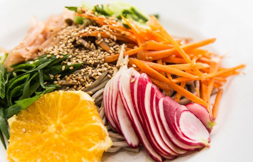 1. Этап. Салат легкий без майонеза: Теперь все овощи соединяем в салатнике, поливаем заправкой, солим и перчим по вкусу, присыпаем кунжутом. На порционные тарелки выкладываем понемногу лапши, наверх — овощи. Украшаем салат апельсином и подаем.