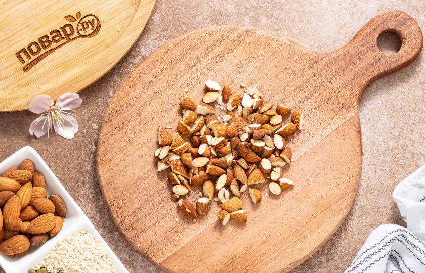 1. Этап. Гранола в аэрогриле: Миндальные орехи крупно порубите.