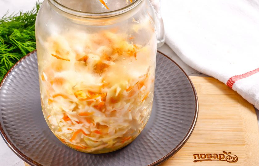 1. Этап. Молодая квашеная капуста: Спустя указанное время извлеките банку с заготовкой — ее содержимое уменьшится вдвое.