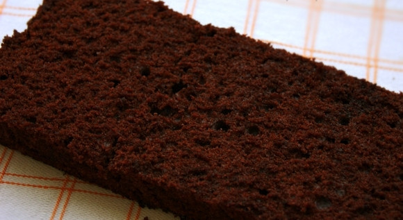 1. Этап. Торт Пирамида: Из готового бисквита вырежьте прямоугольные коржи, чтобы они укладывались друг на друга в виде пирамиды. Сложите торт 