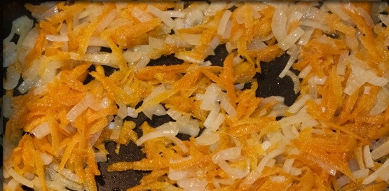 1. Этап. Суп из семги: Нарезанные овощи жарим на сковороде предварительно смазанной растительным маслом.